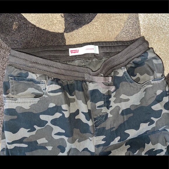 Boys Youth Size XL Levi Camo Joggers - Picture 4 of 4